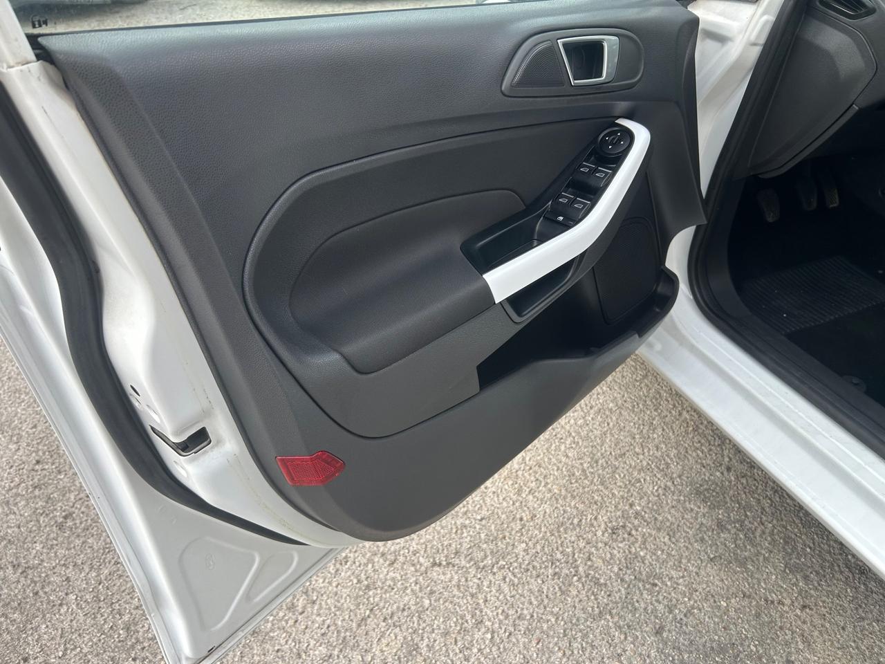Ford Fiesta 1.5 TDCi Black & White Edition Euro 6B