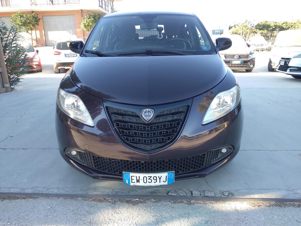 Lancia Ypsilon 0.9 TwinAir 85 CV 5 porte Metano Ecochic Silver