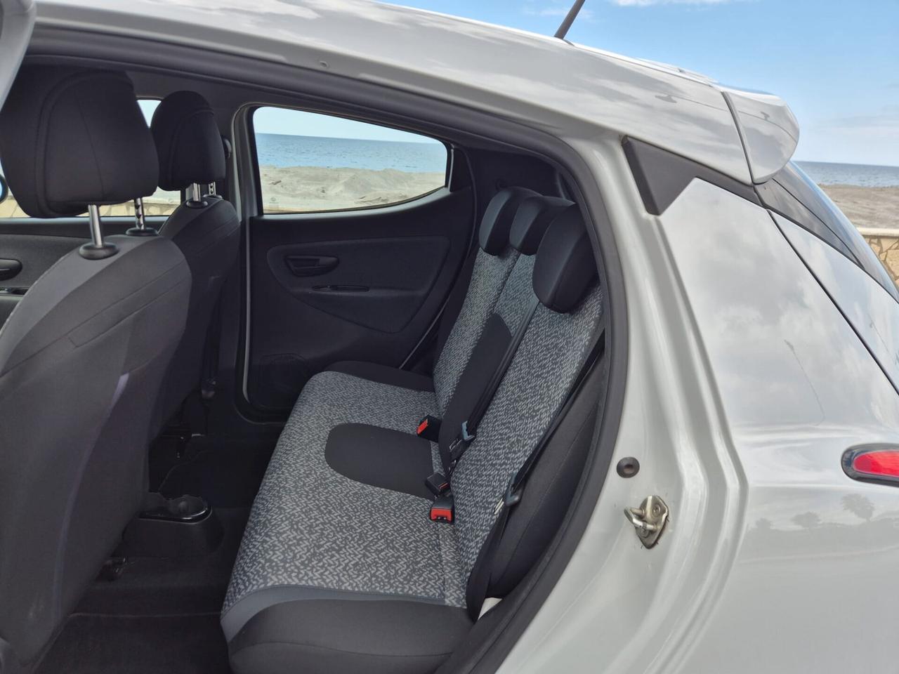 Lancia Ypsilon 1.0 FireFly 5 porte S&S Hybrid Ecochic Silver