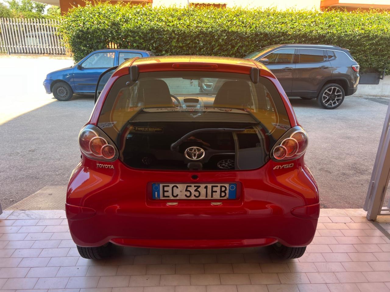 Toyota Aygo 1.0 12V VVT-i 5 porte Sol Connect Red Edition