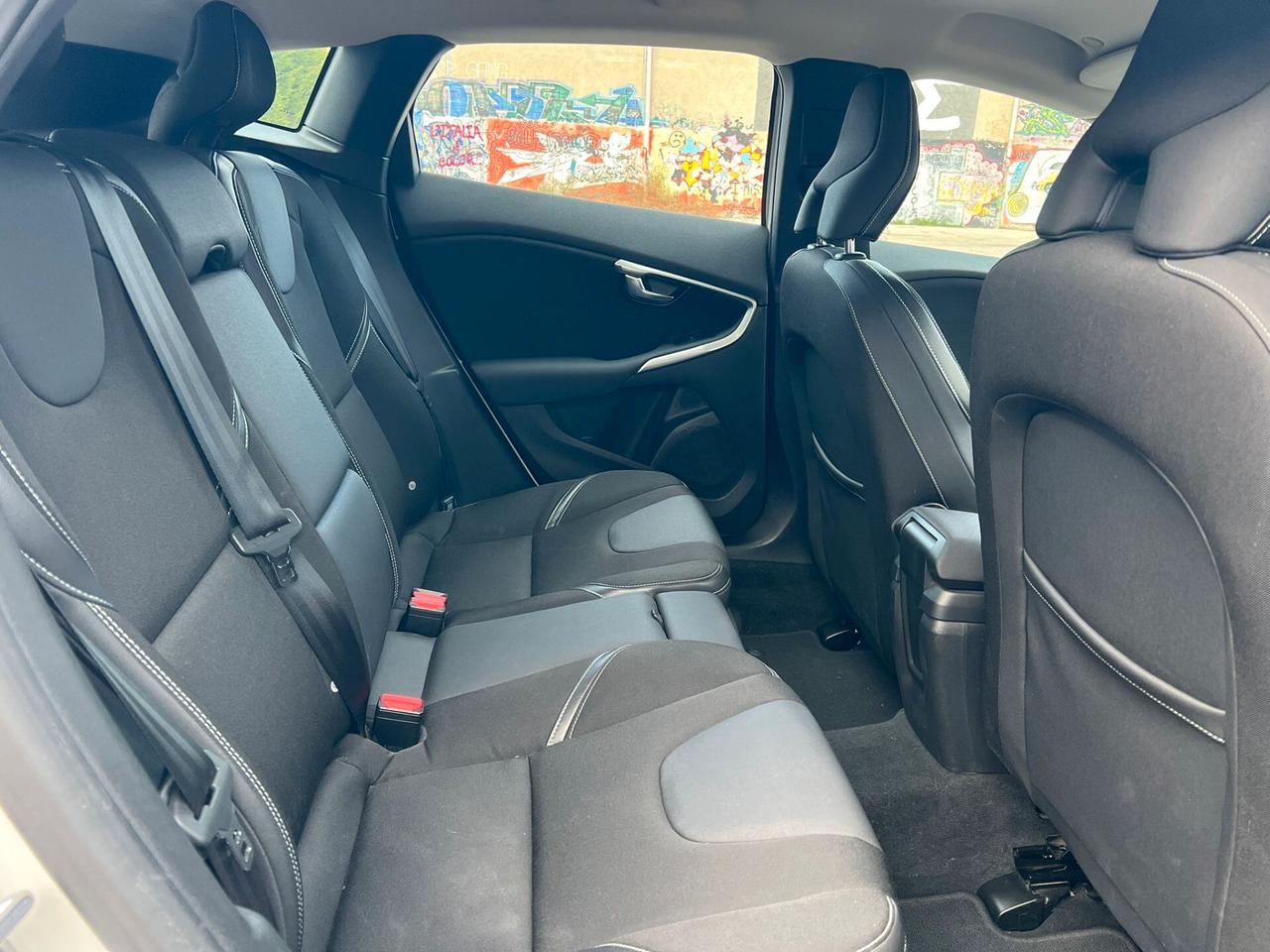 Volvo V40 D2 R-design Momentum 2016