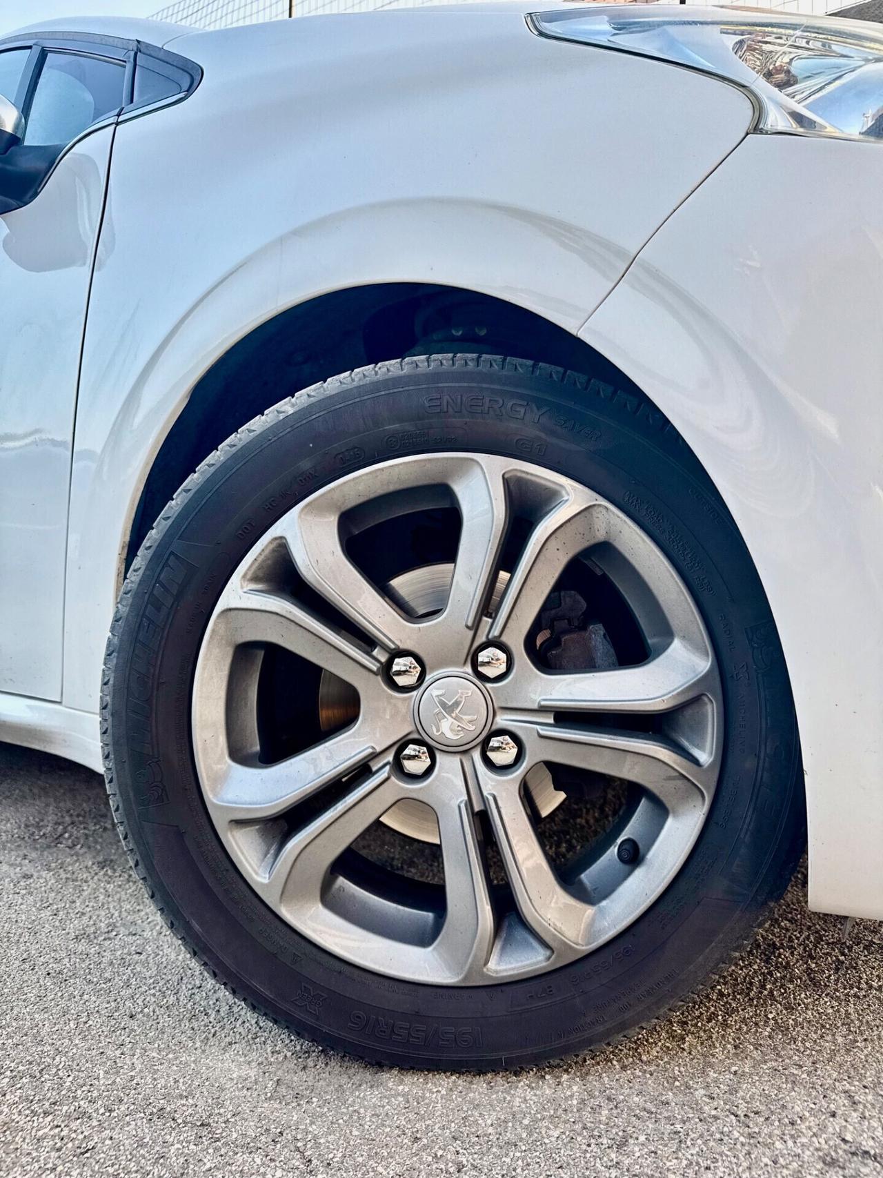 Peugeot 208 1.6 e-HDi 92 CV Stop&Start Allure,NAVI,LED,Bluetooth,Ecc.