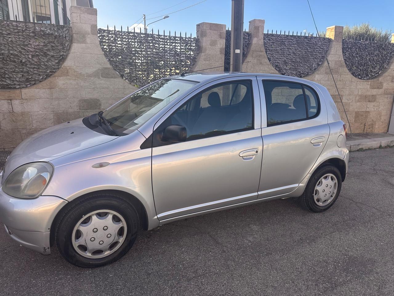 Toyota Yaris 1.3i 16V cat 5 porte Sol