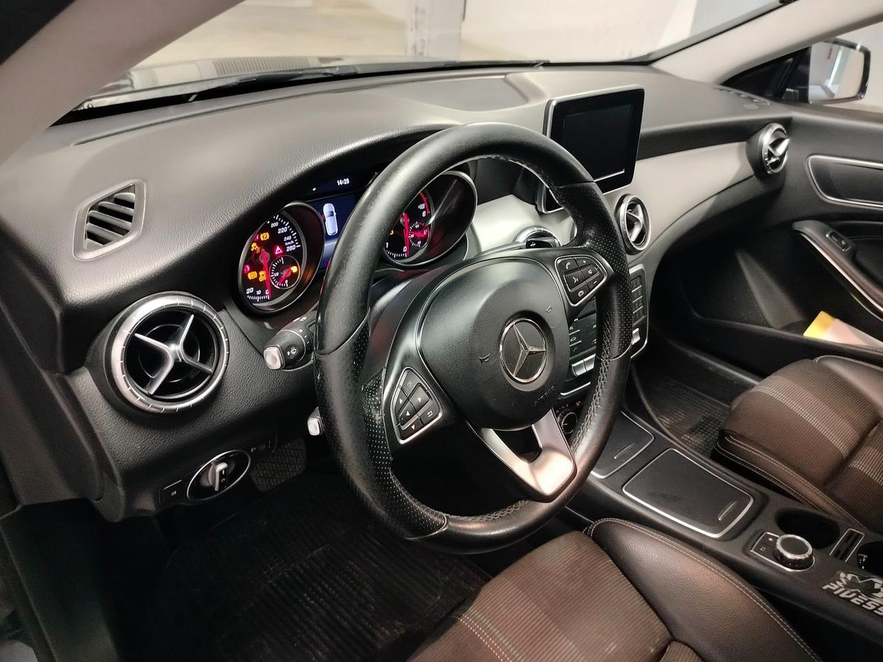 Mercedes-Benz CLA 220 Premium