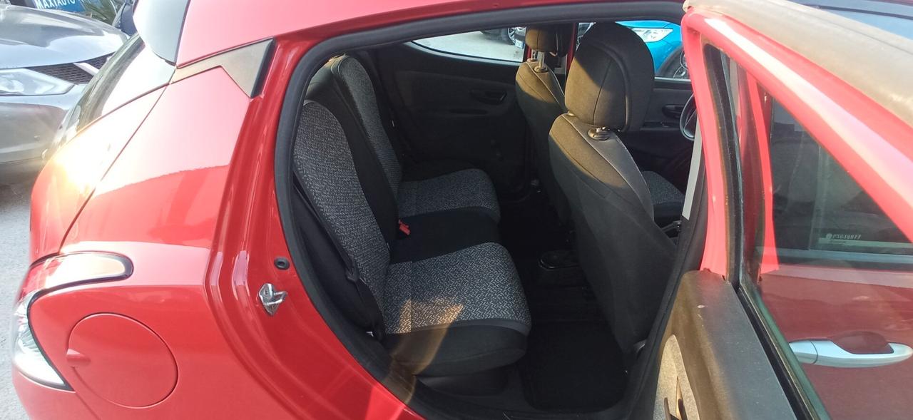 Lancia Ypsilon 1.0 Hybrid