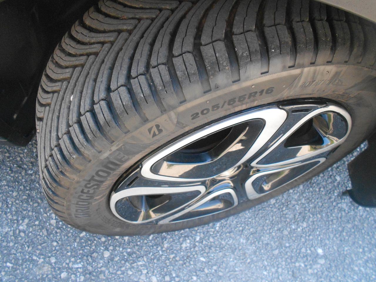 C3(my'23)1.2ie(BI-COLOR,LED,CRUISE,SENSORI)5posti
