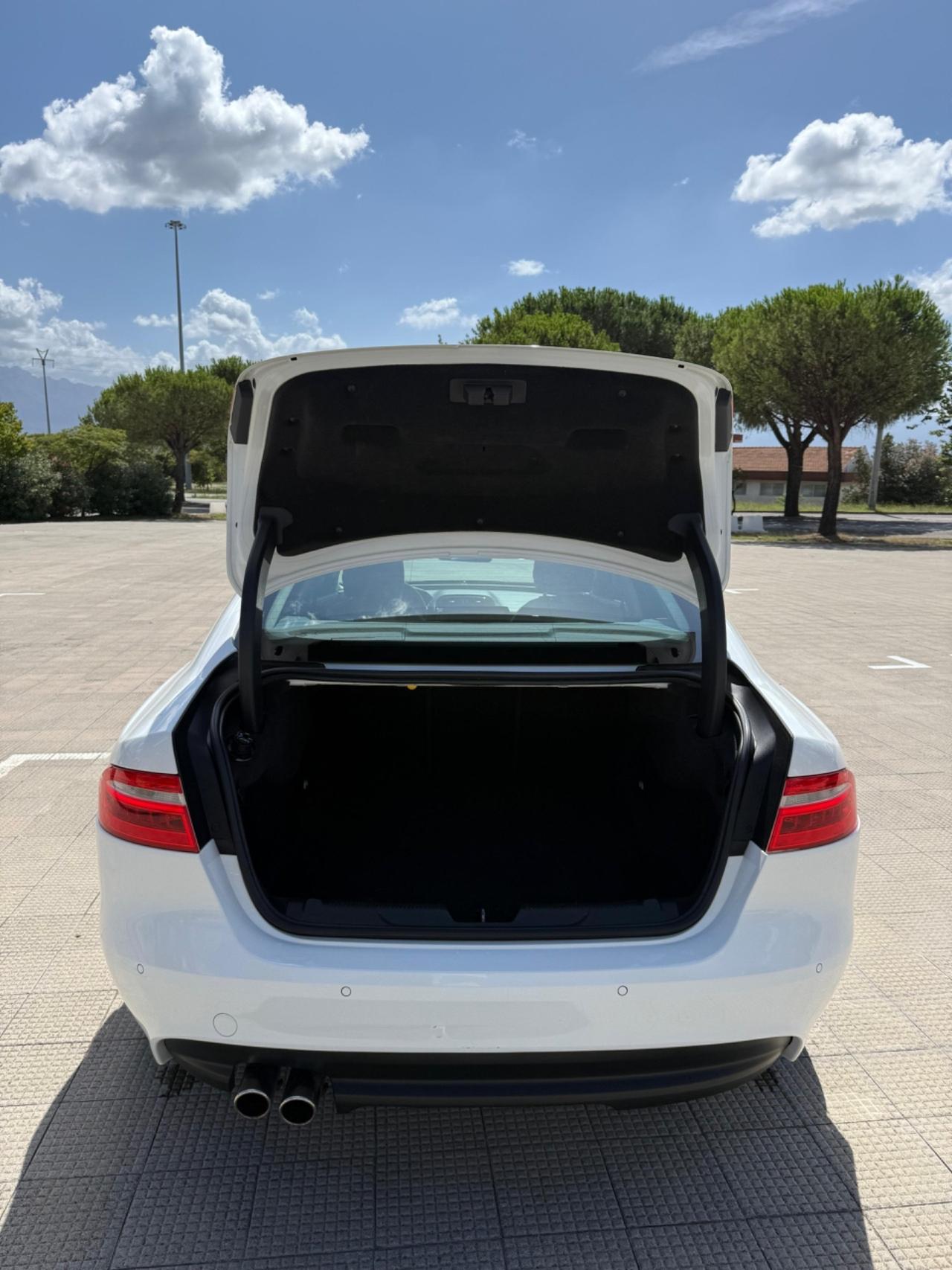 Jaguar XE 2.0 D Turbo aut. Pure