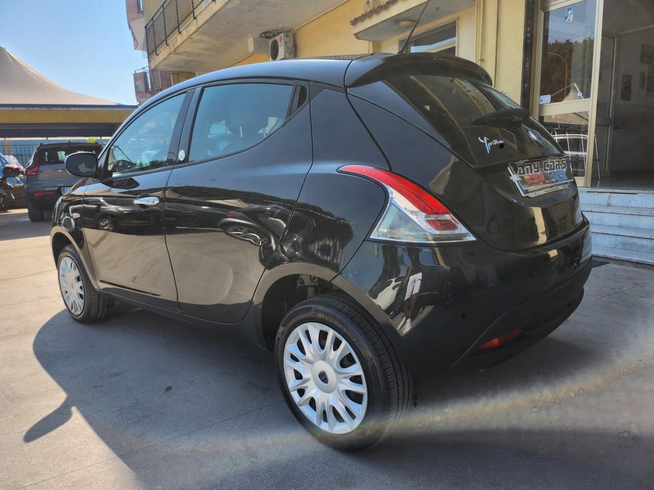 Lancia Ypsilon 0.9 TwinAir 85 CV 5 porte Metano Ecochic Silver