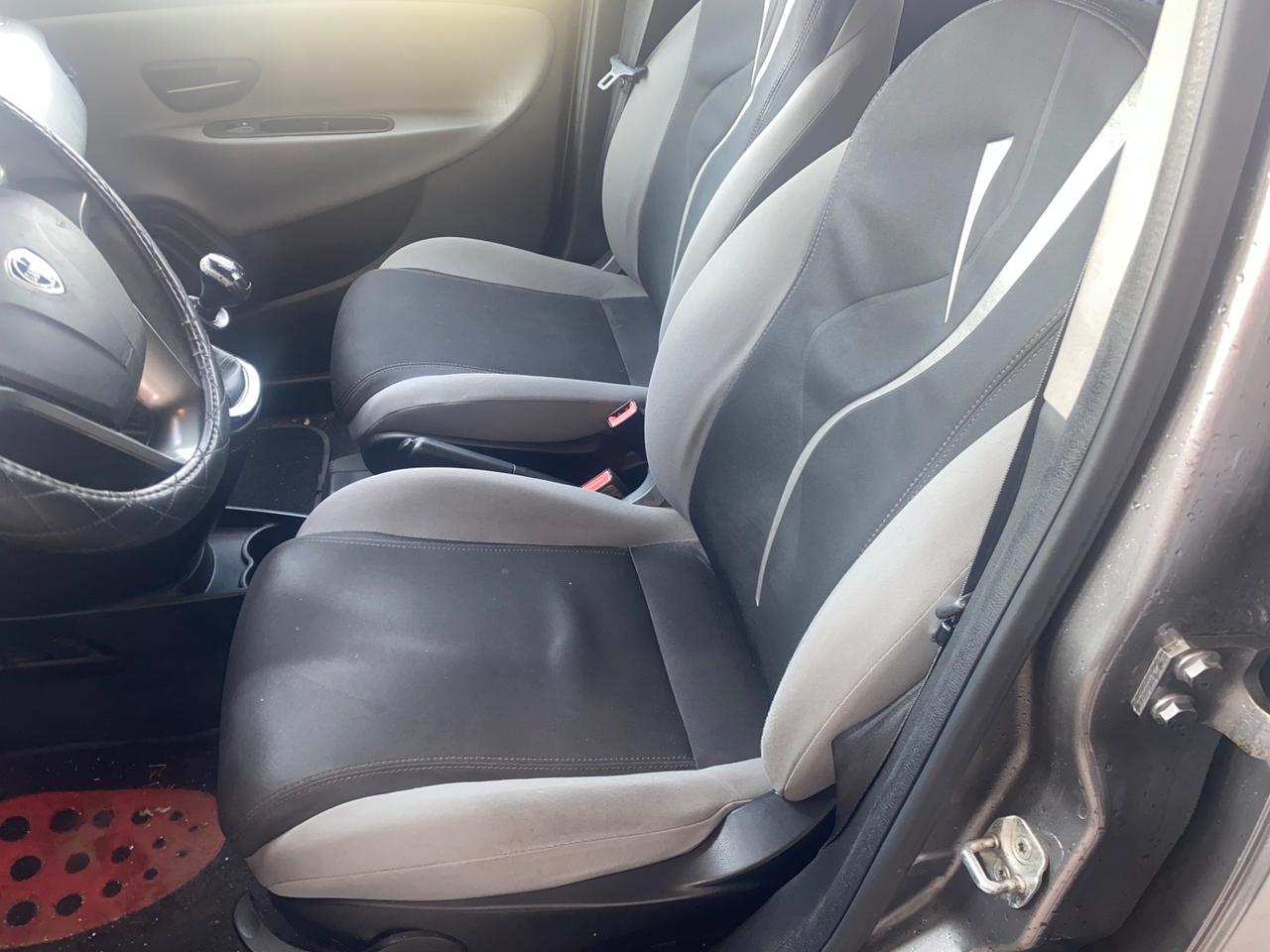 Lancia Ypsilon 0.9 TwinAir 85 CV 5 porte Metano Ecochic Silver