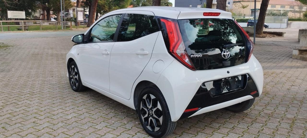 Toyota Aygo Connect 1.0 VVT-i 72 CV 5 porte x-play