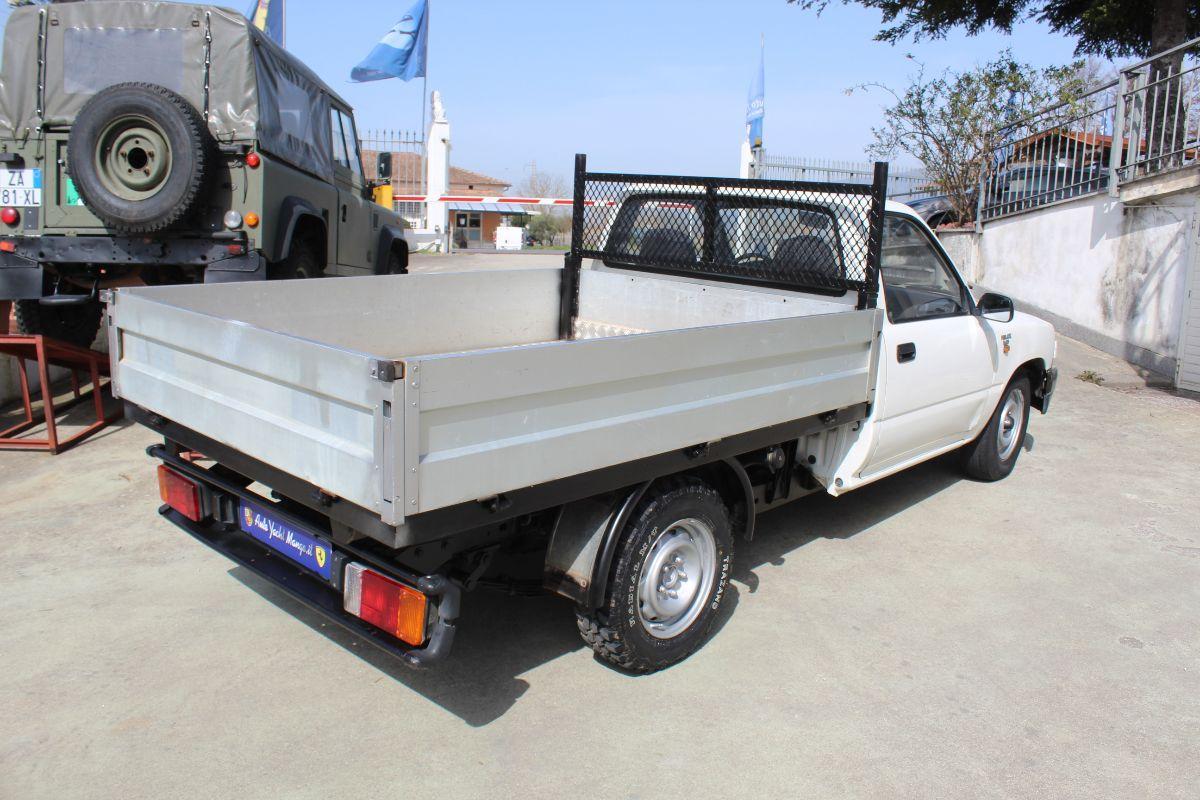 TOYOTA Hilux 2.5 extra cab