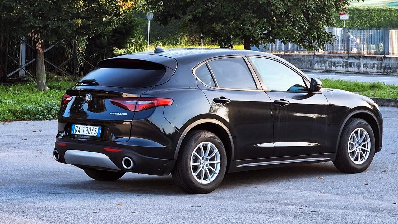 Alfa Romeo Stelvio 2.2 Turbodiesel 160 CV AT8 RWD