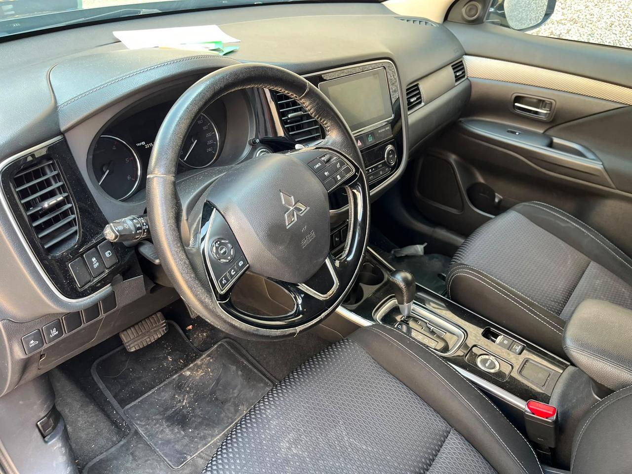 Mitsubishi Outlander 2.2 DI-D 4WD Instyle Plus SDA 7 posti