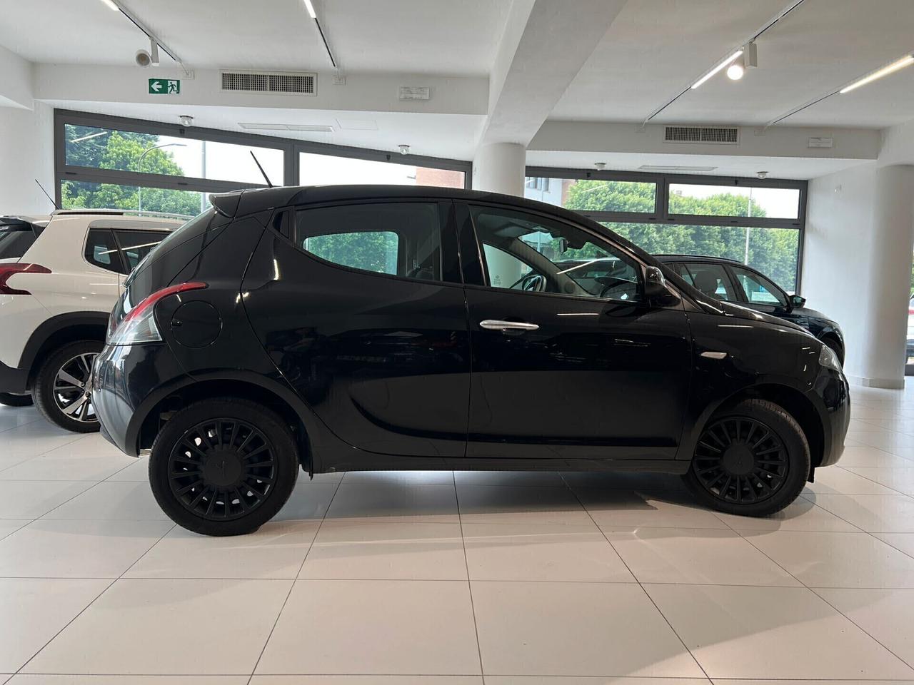 Lancia Ypsilon 1.0 FireFly 5 porte S&S Hybrid Silver