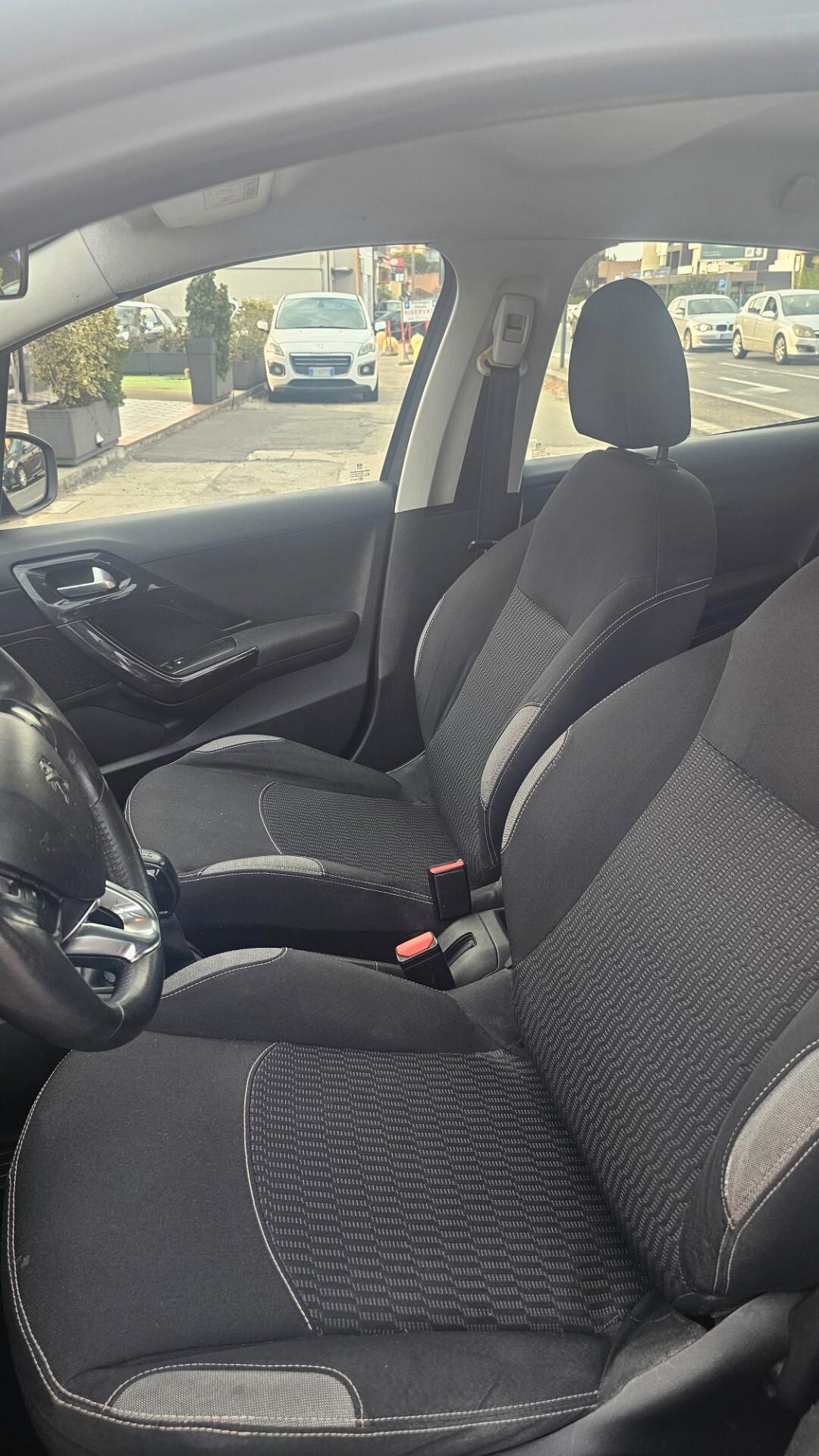 Peugeot 208 1.4 HDi 68 CV 5 porte Allure