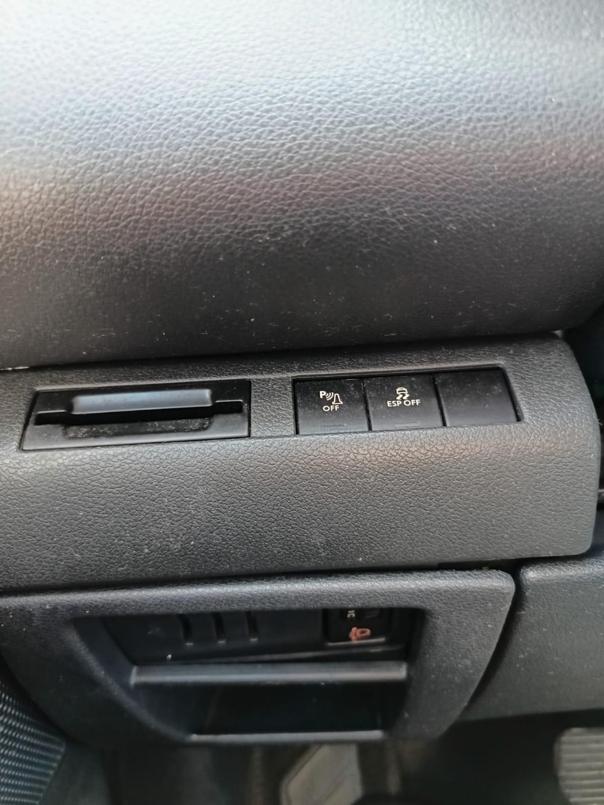 Peugeot 5008 1.6 HDi 110CV cambio robotizzato Féline