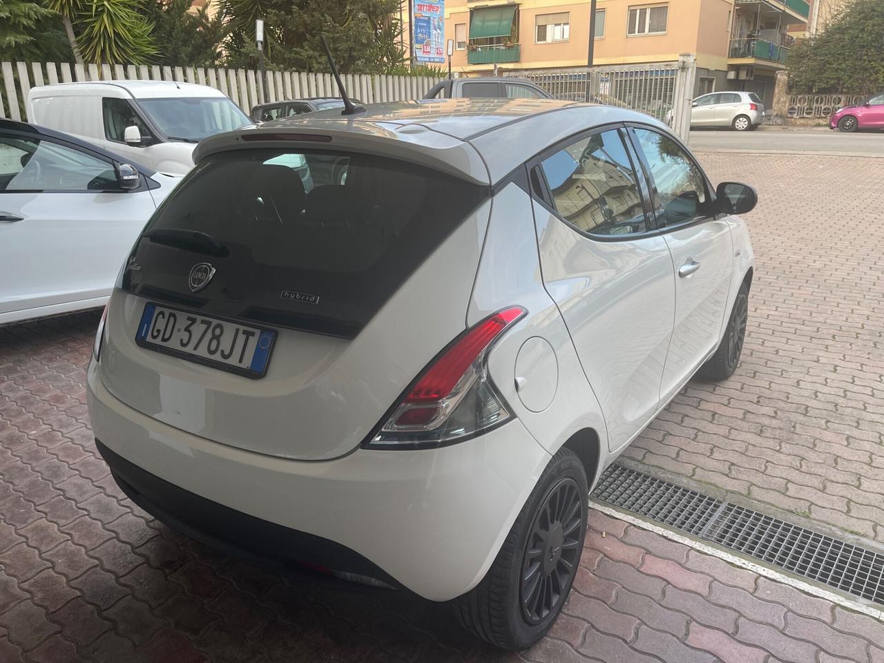 Lancia Ypsilon 1.0 FireFly 5 porte S&S Hybrid Ecochic Silver