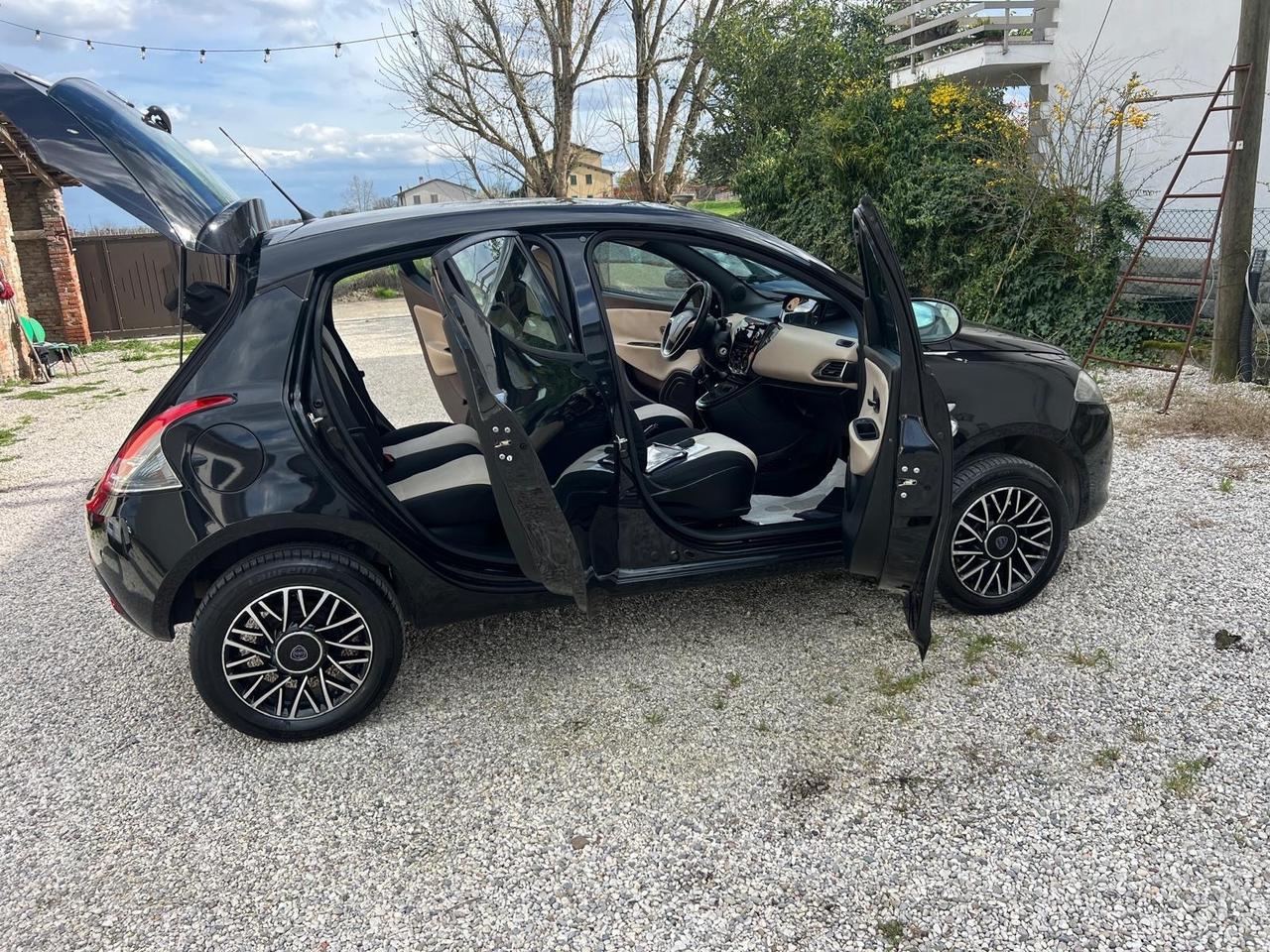 Lancia Ypsilon 0.9 TwinAir 85 CV 5 porte Metano Ecochic Elle