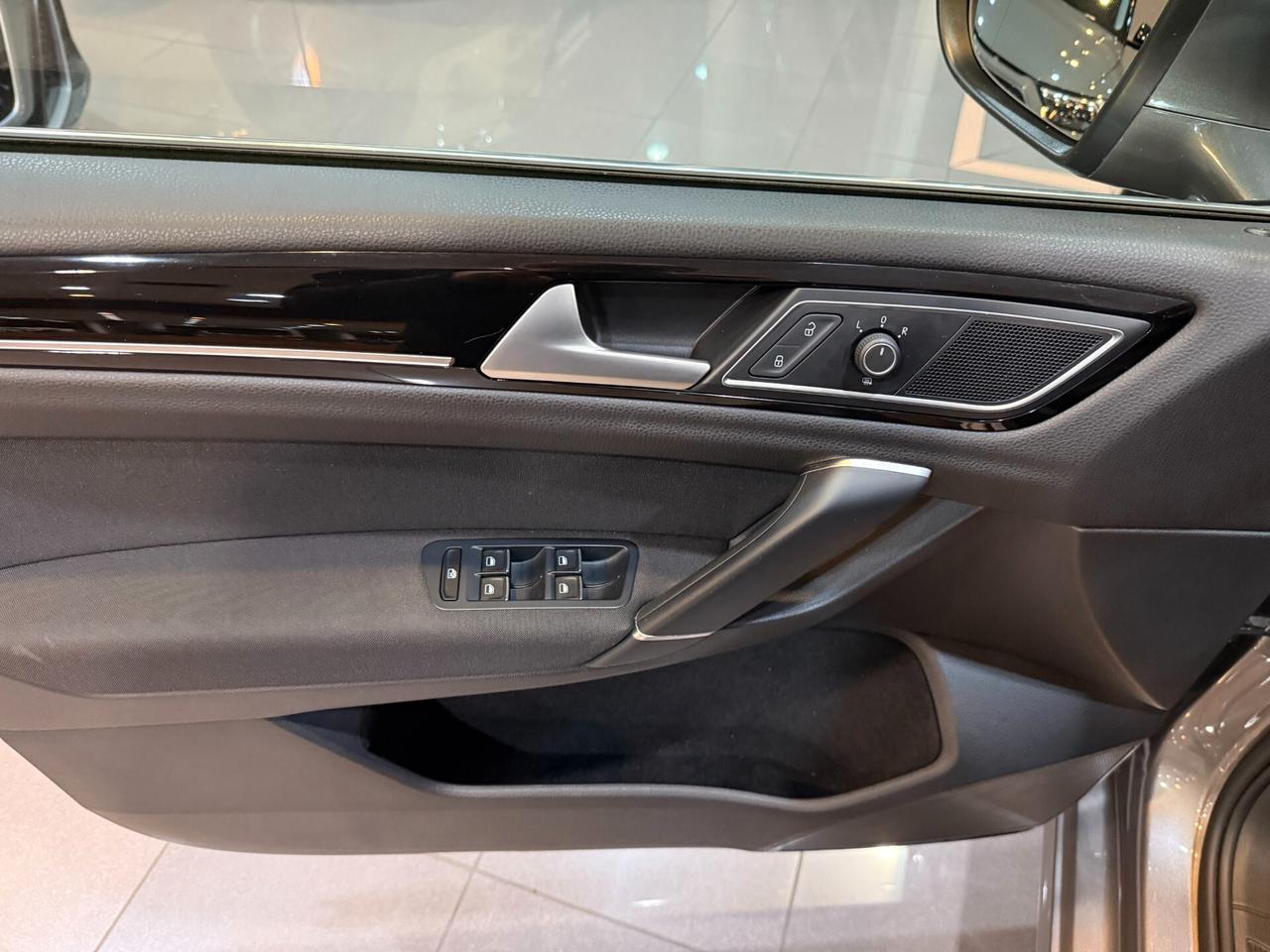 Volkswagen Golf Sportsvan 1.4 tsi R-LINE 125cv AUTO !