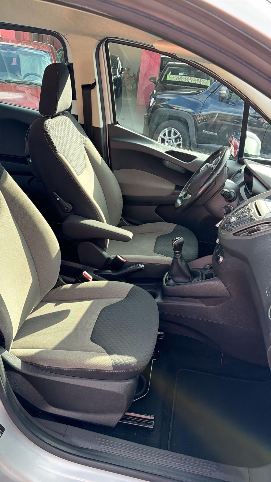 Ford Tourneo Courier 1.5 TDCI 95 CV Titanium