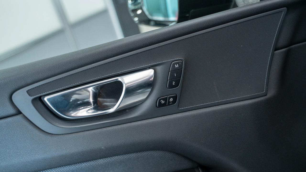 Volvo XC60 B4 2.0 AWD R DESIGN AUTO XENO PELLE NAVI FULL OPTI