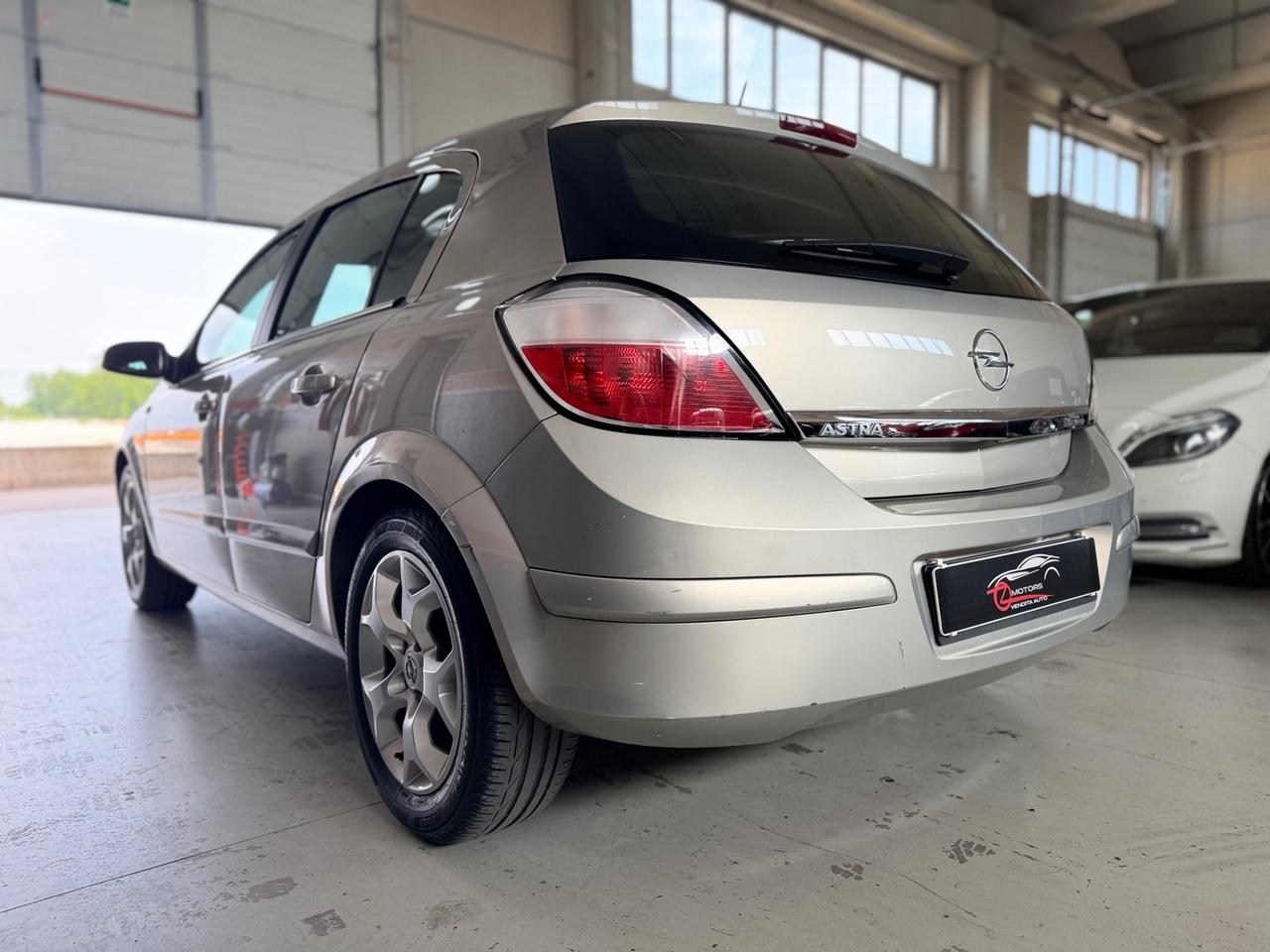 Opel Astra 1.6 16V Twinport 5 porte Cosmo GANCIO TRAINO