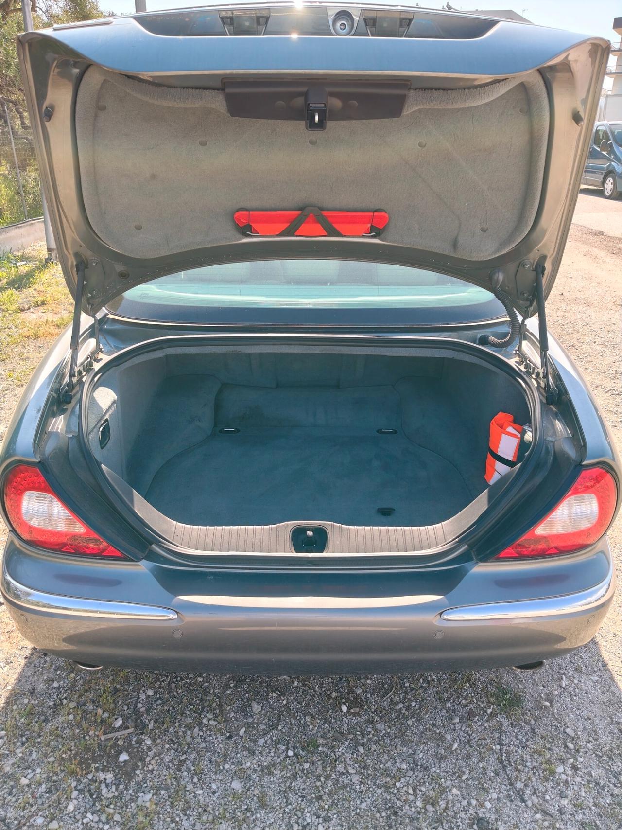 Jaguar XJ 2.7 D V6 cat Executive