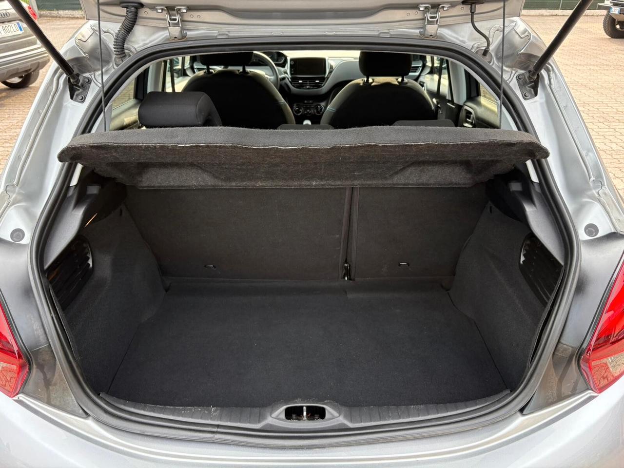 PEUGEOT 208 1.2 BENZ KM 49.066 SI A NEOPATENTATI