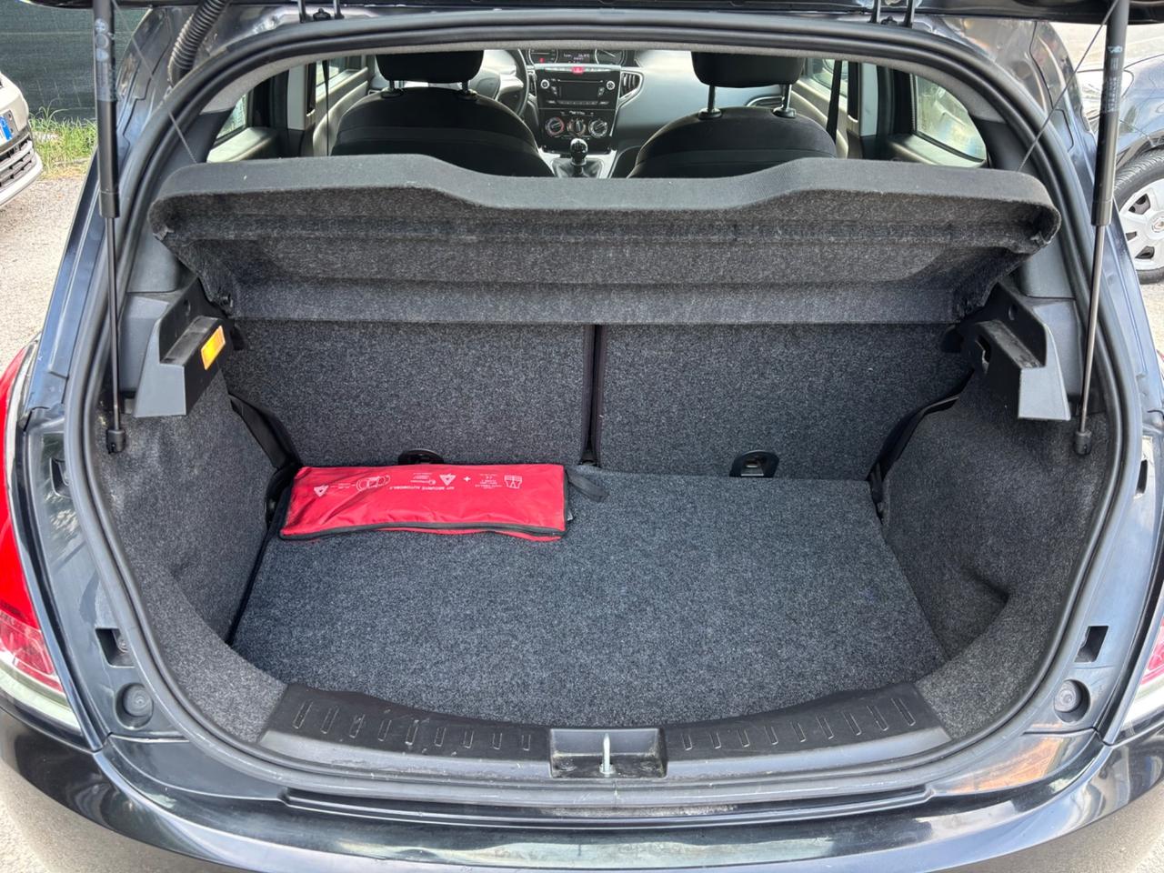 Lancia Ypsilon 5 porte Metano Ecochic OK NEOPATENTATI