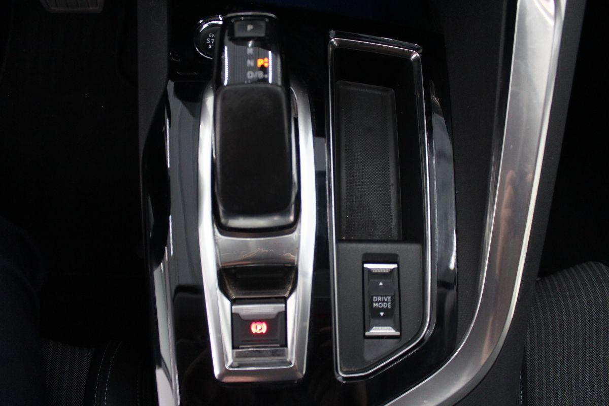 PEUGEOT - e-3008