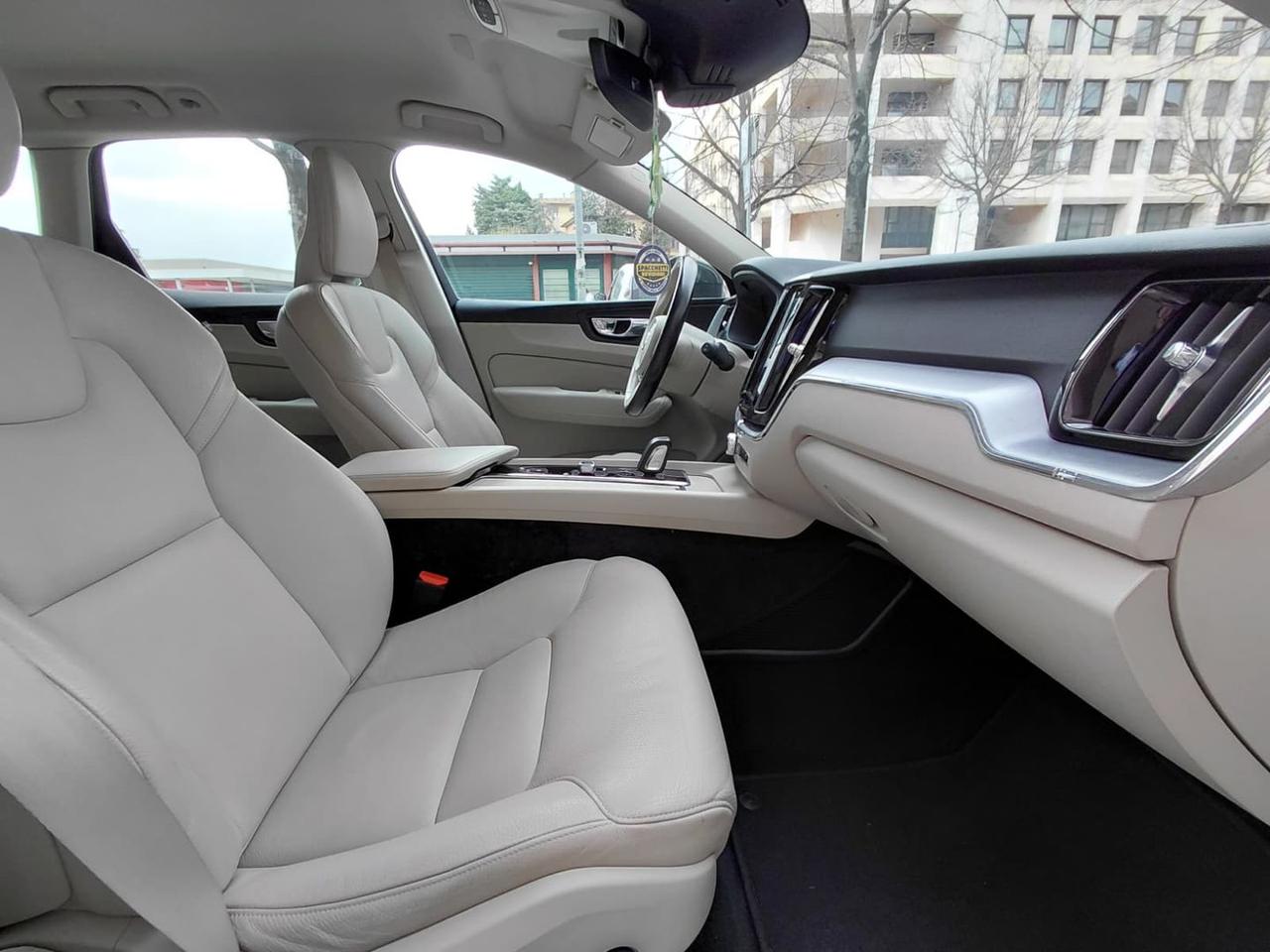 Volvo XC 60 Momentum Pro 2.0 B4 MHEV #10050