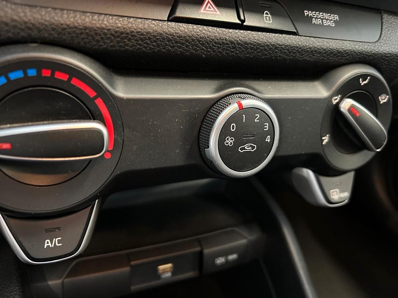Kia Stonic STYLE 1.0 T-GDi MHEV iMT DESIGN PACK