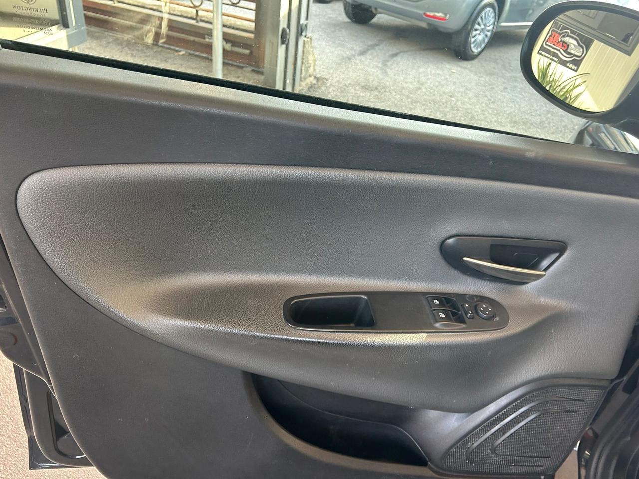 Lancia Ypsilon 1.2 69 CV 5 porte Platinum