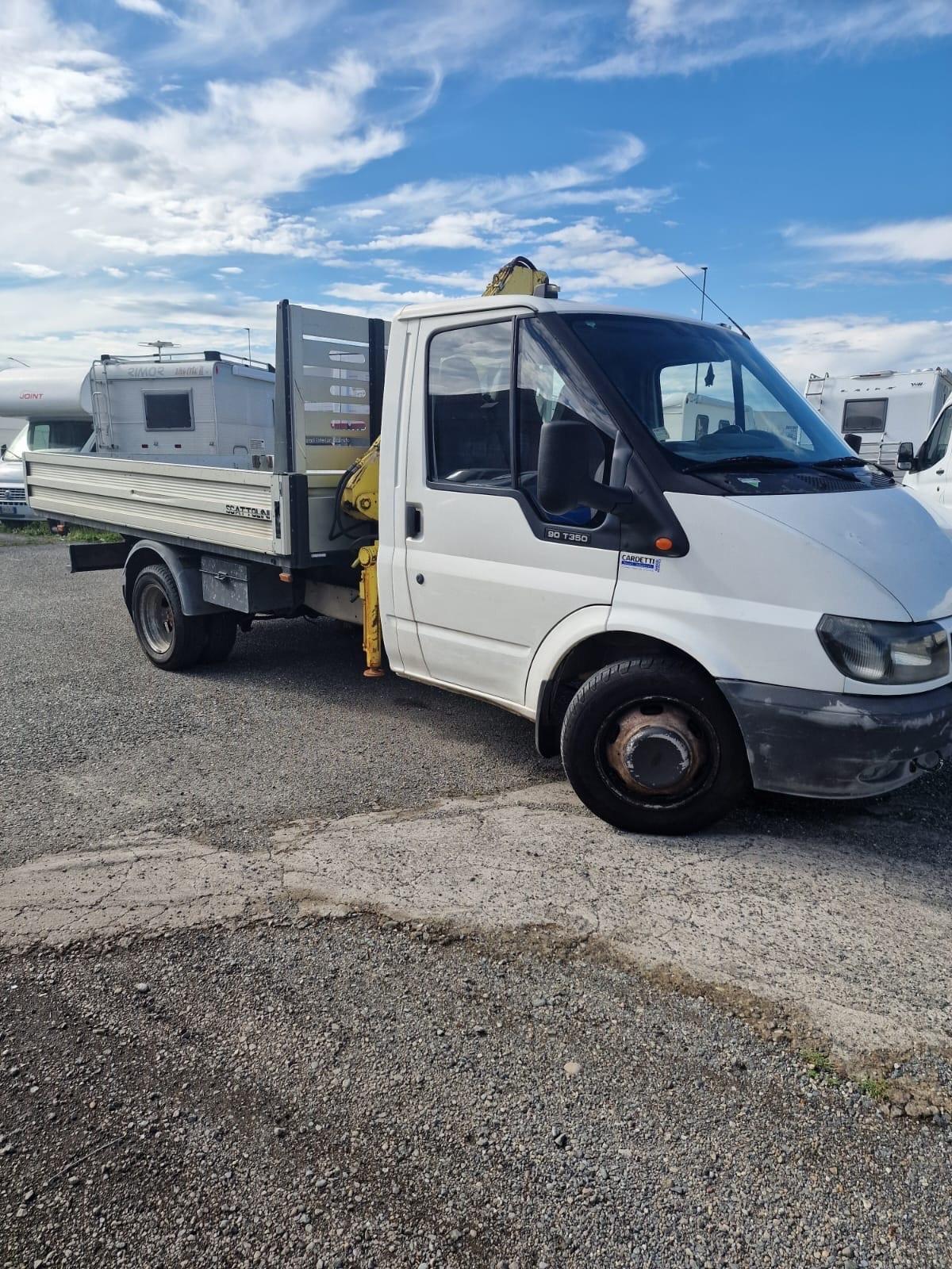 Autocarro Ford con gru del 2001 in saldo 154