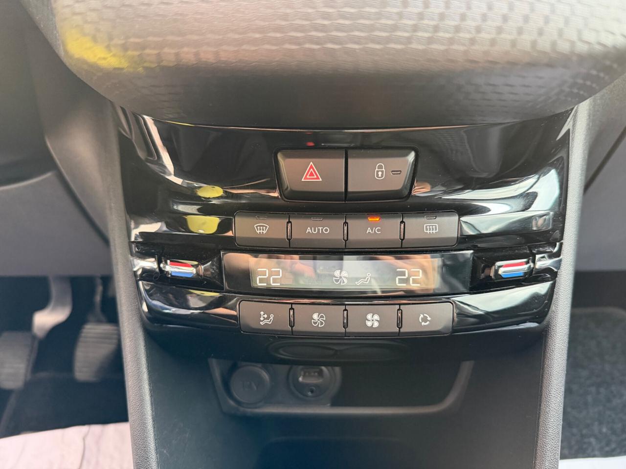 Peugeot 2008 1.2 Turbo Benzina Neopatentati