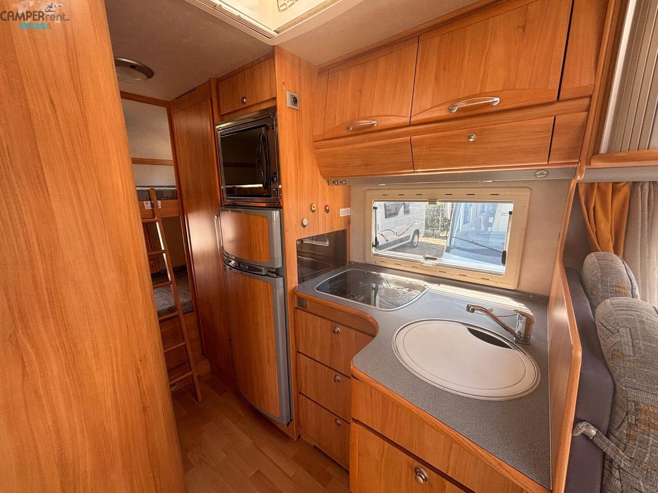 ADRIA ADRIATIK CORAL 680 SK - Mansardato con letti a castello in coda