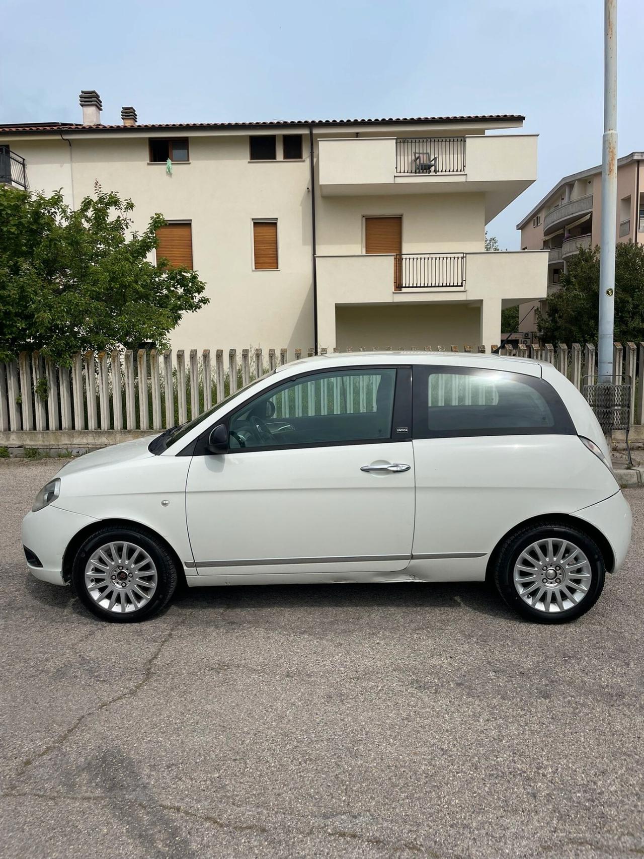 Lancia Ypsilon 1.2 69 CV Unyca