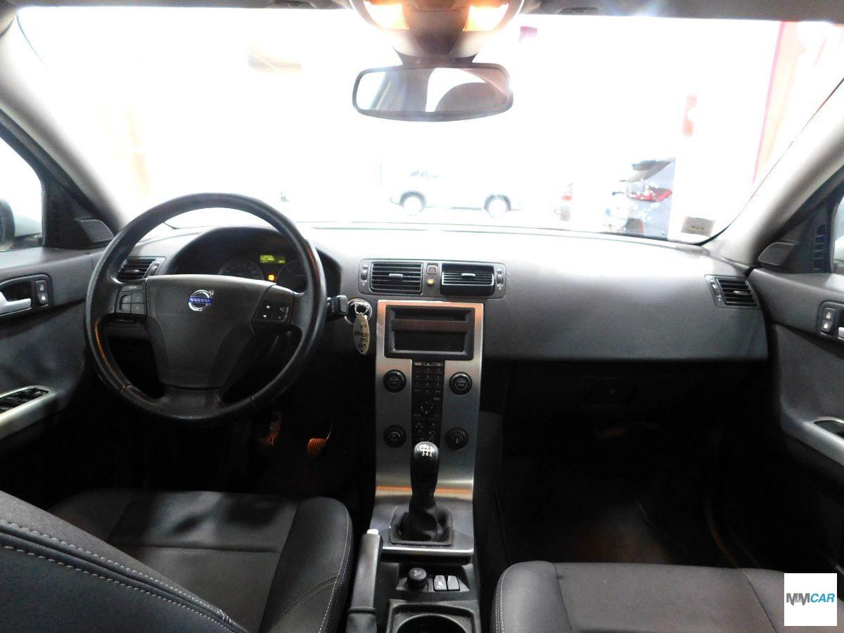 VOLVO - S40 - 2.0 D Momentum