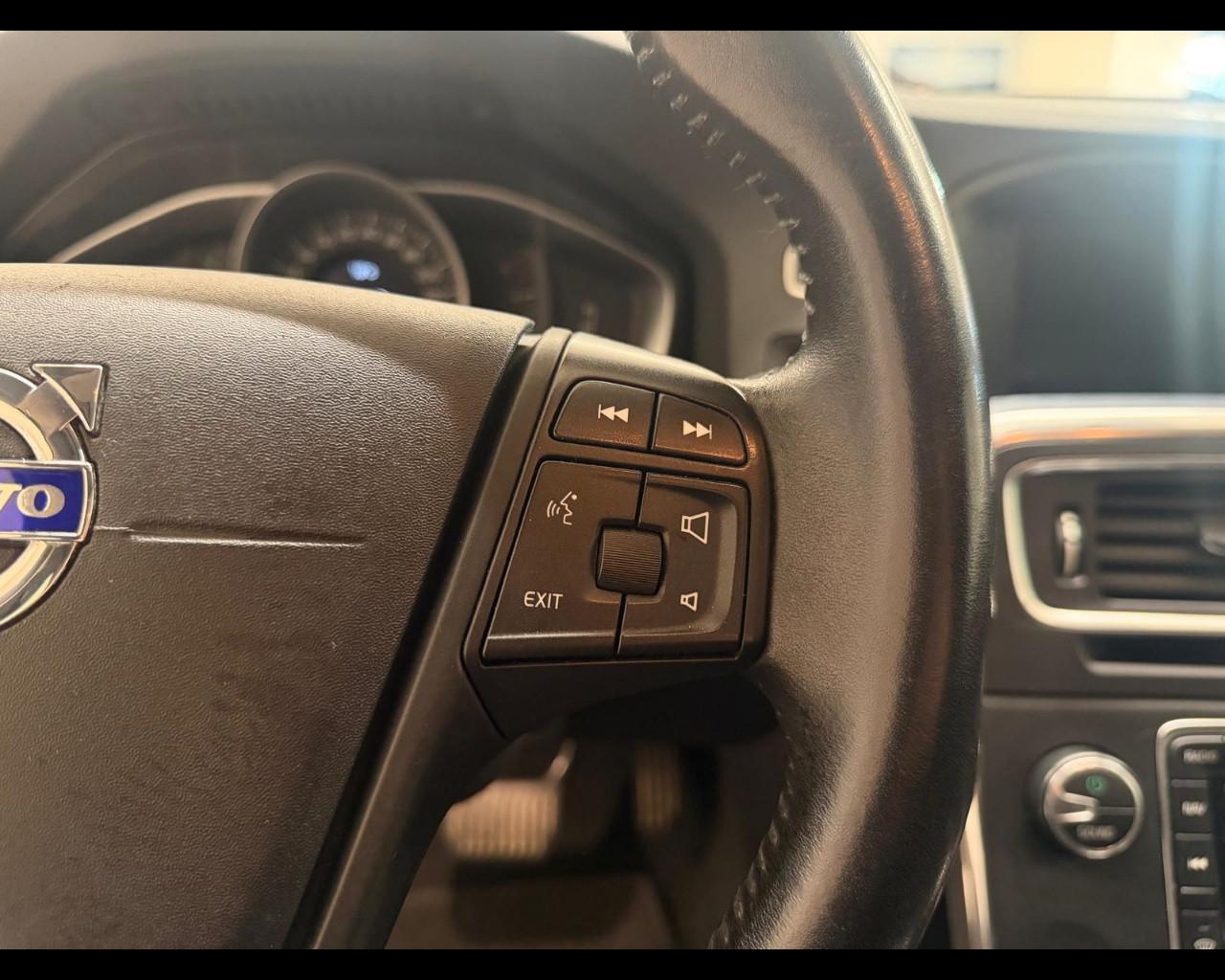 VOLVO V60 CC (2015-2018) - V60 Cross Country D3 Geartronic Business