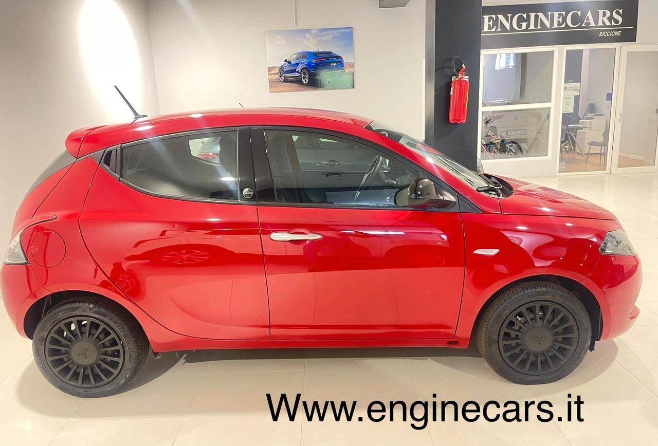 Lancia Ypsilon 1.0 FireFly 5 porte S&S Hybrid Ecochic Silver