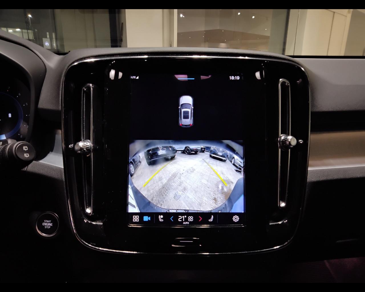 VOLVO XC40 2023 - XC40 2.0 b3 Plus Dark auto