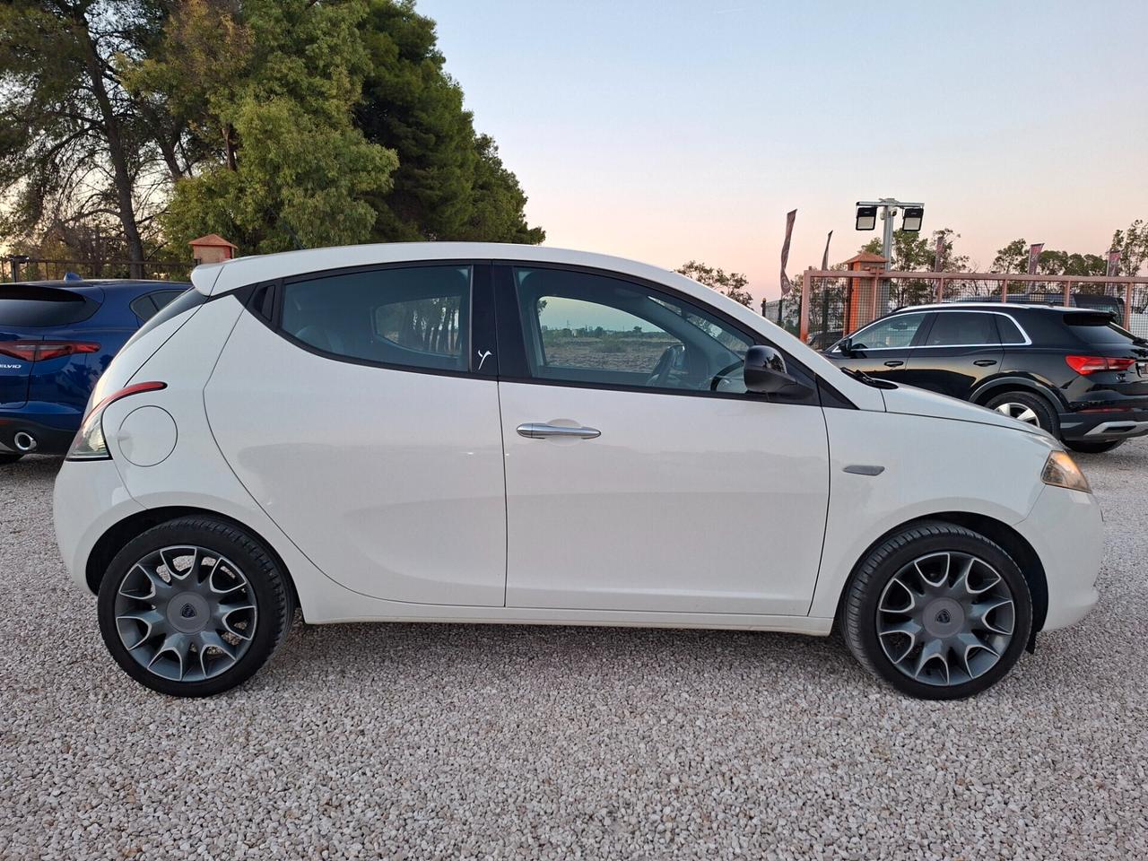 Ypsilon 1.3 MJT 95 CV 5p Platinum *XENON-PELLE*