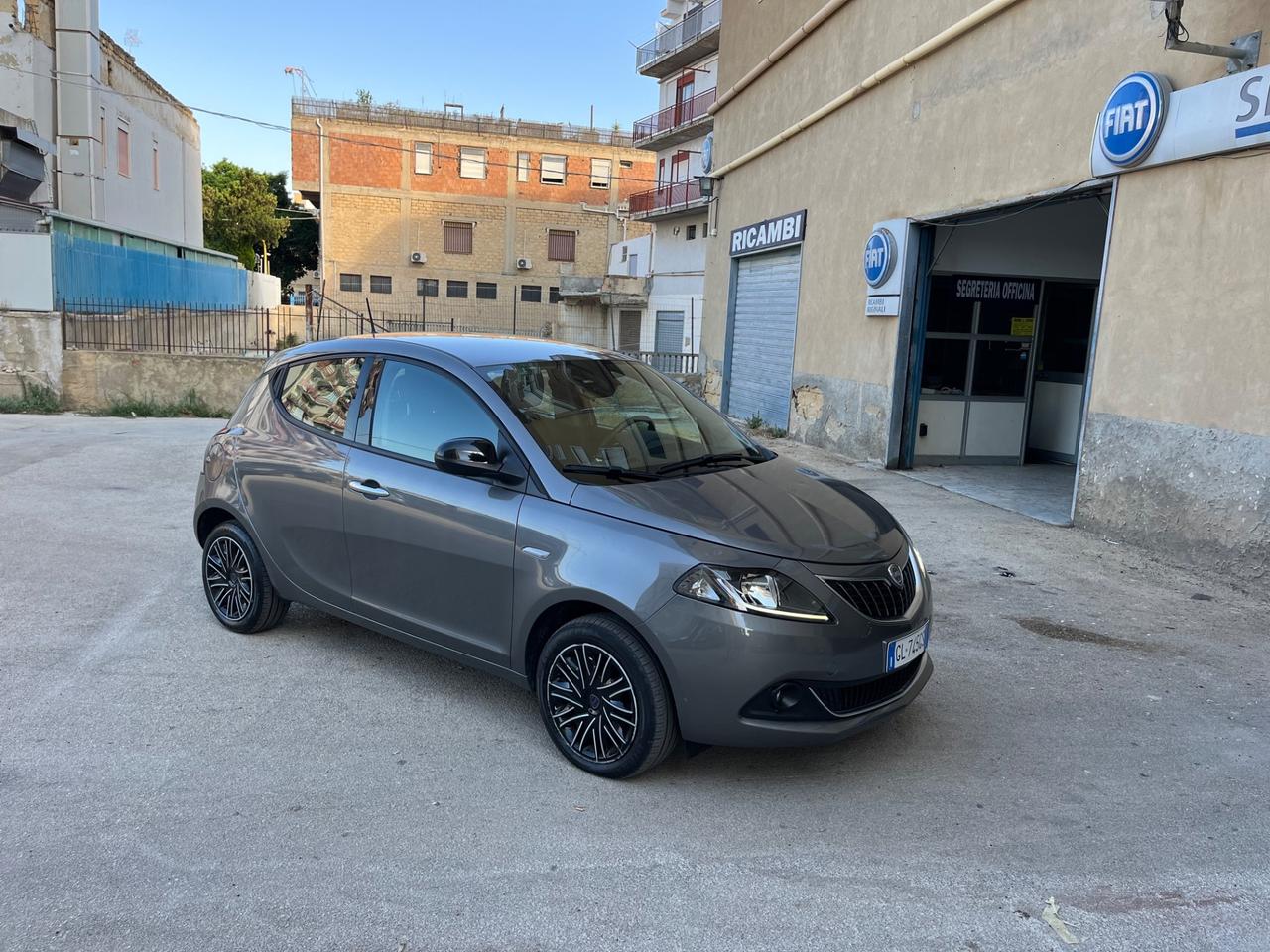 Lancia Ypsilon 1.0 S&S Hybryd Gold