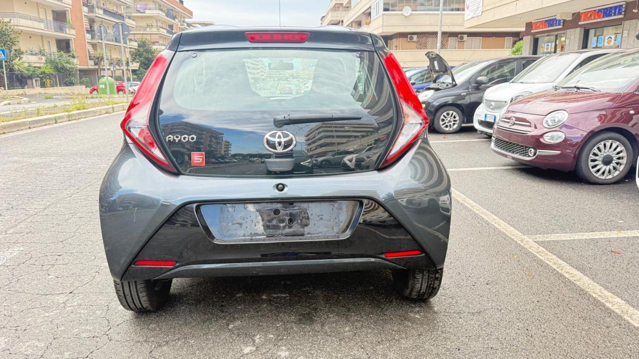 Toyota Aygo 1.0 VVT-i 72 CV 5 porte x-play MMT C.AUTOMATICO LED NAVI KAMERA PDC CERCHI 16