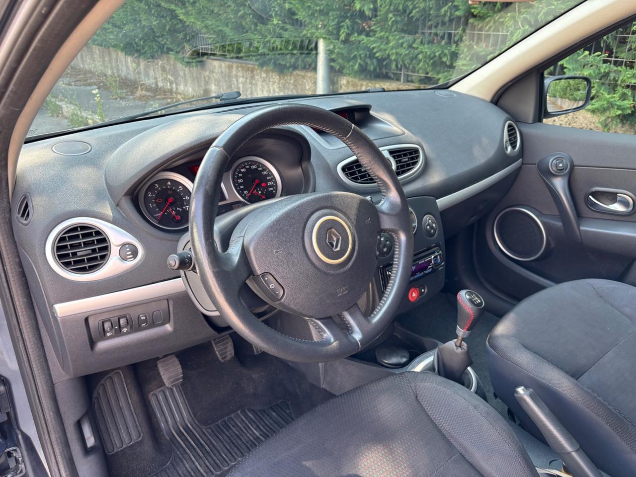 Renault Clio 1.2 16V UNI PRO!