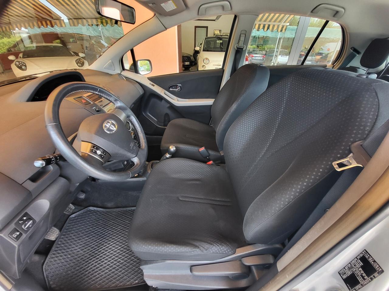 Toyota Yaris 1.0 5 porte