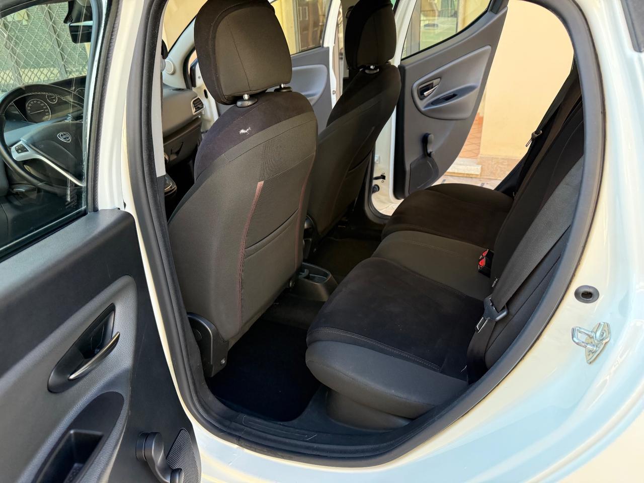 Lancia Ypsilon 0.9 TwinAir 85 CV 5 porte Metano Ecochic Silver