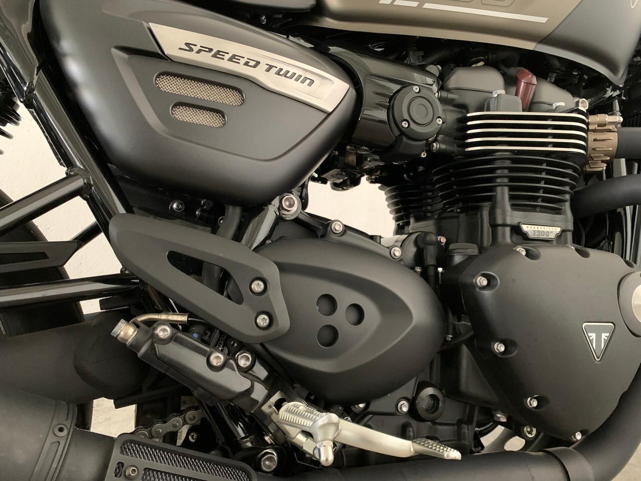 Triumph Speed Twin 1200 Matt Irostone Black Edition