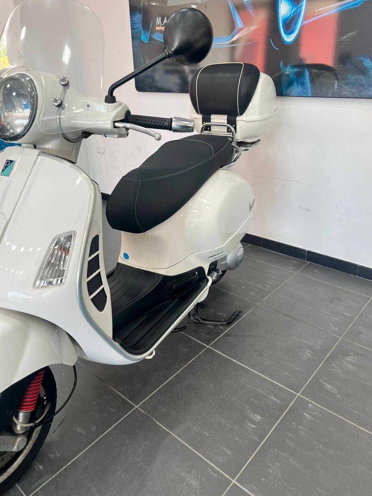 Piaggio Vespa 300 GTS
