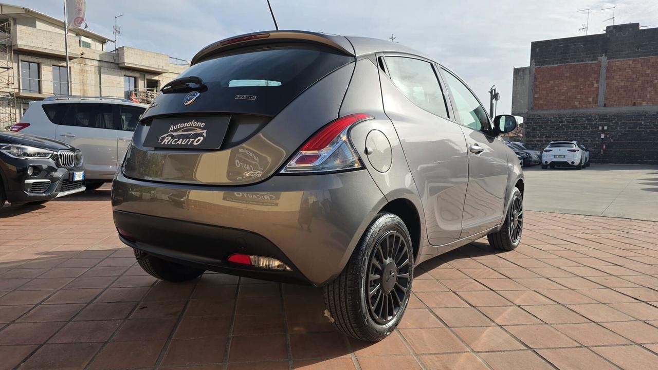Lancia Ypsilon 1.0 FireFly 5 porte S&S Hybrid Ecochic Silver